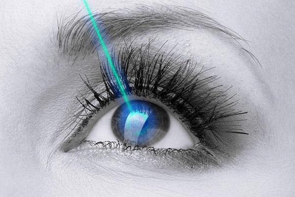 >Oculistica: chirurgia refrattiva mediante tecnica laser innovativa